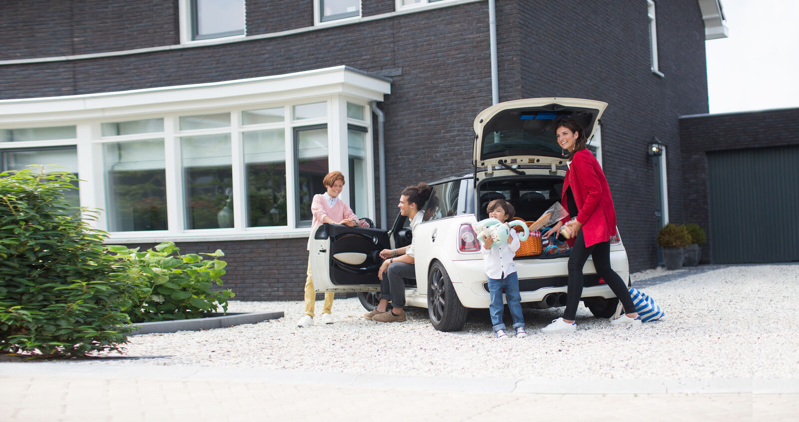 Financieringsgesprek in de showroom