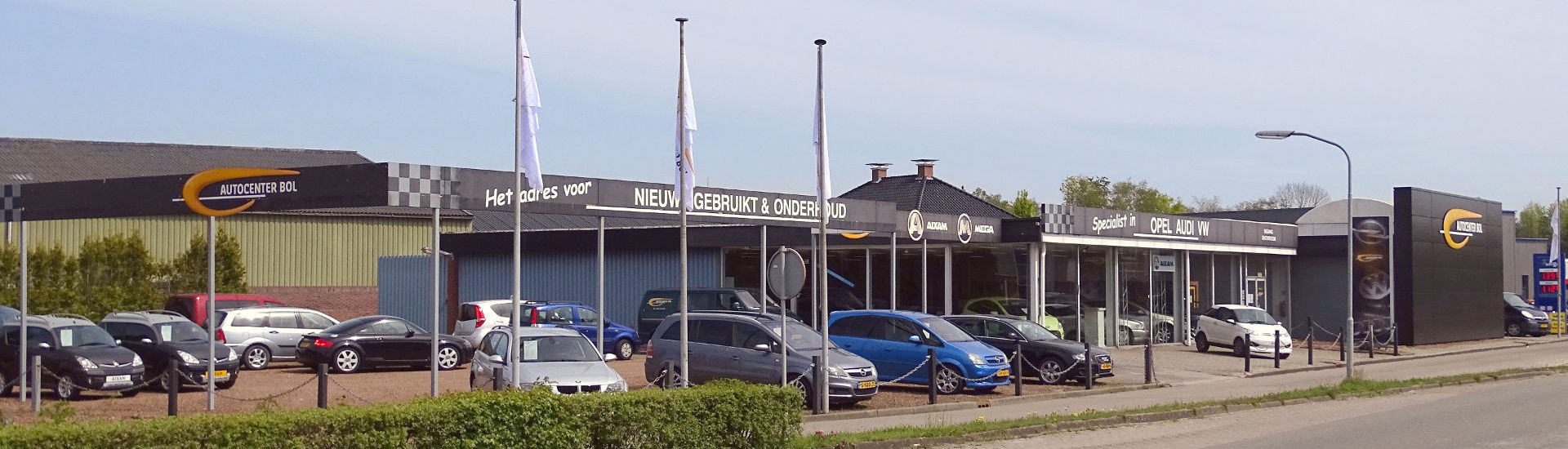 Het terrein van Autocenter Bol in Uithuizen